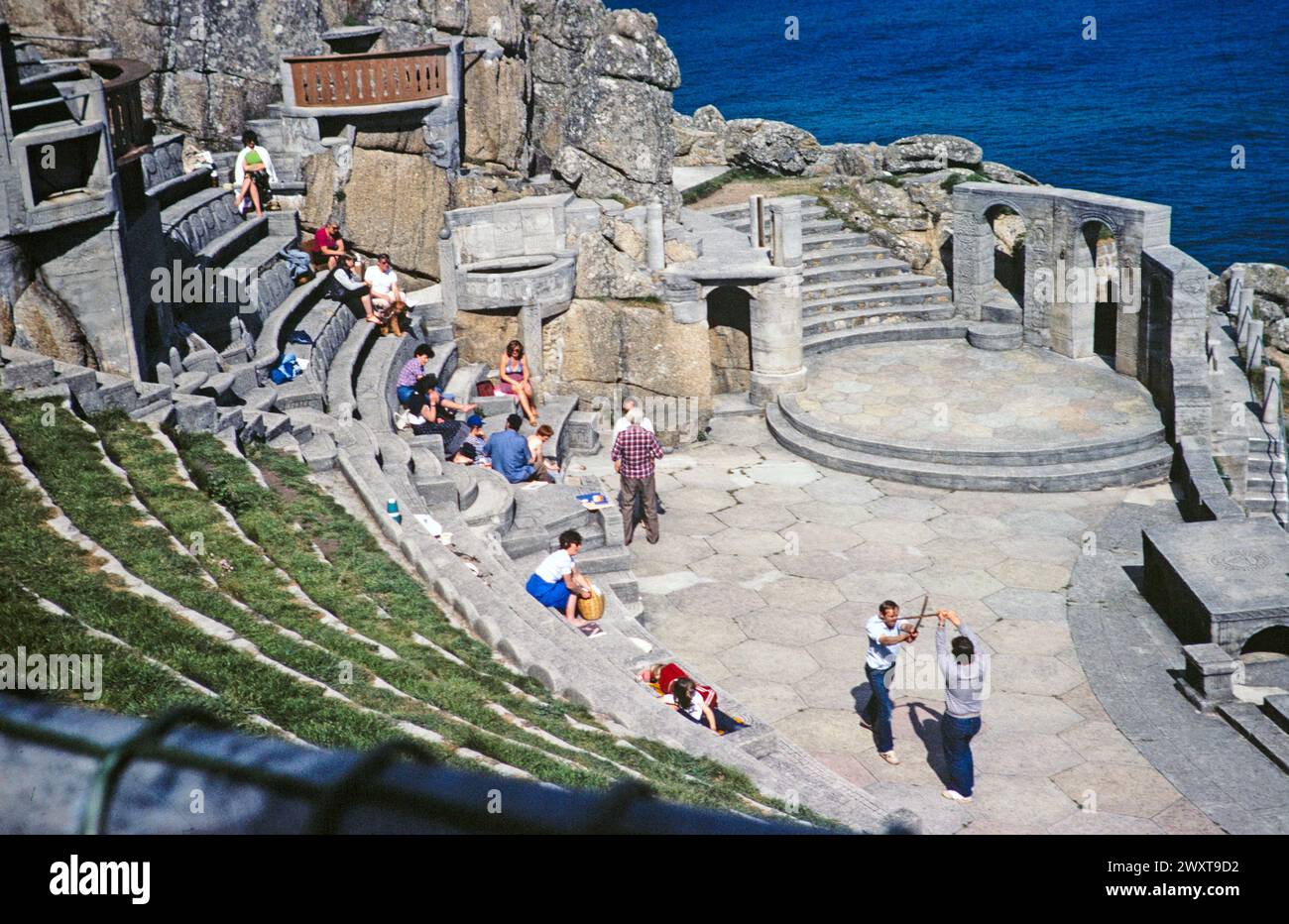 Attori che provano Minack Theatre, Porthcurno, Cornovaglia, Inghilterra, Regno Unito anni '1980 Foto Stock