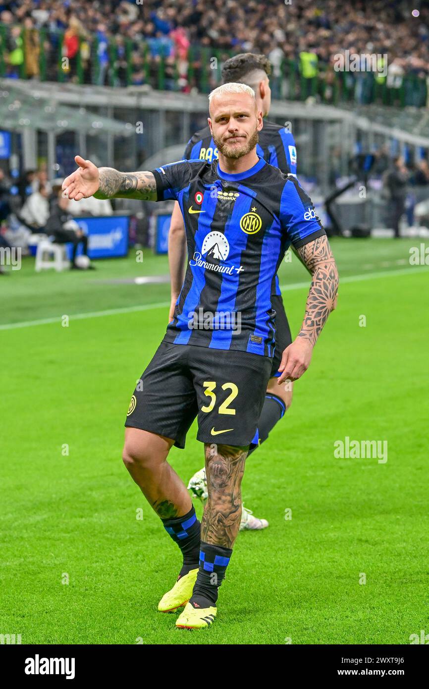 Milano, Italia. 1 aprile 2024. Federico Dimarco (32) dell'Inter segna per il 1-0 la partita di serie A tra Inter e Empoli al Giuseppe Meazza di Milano. (Photo Credit: Gonzales Photo/Alamy Live News Foto Stock