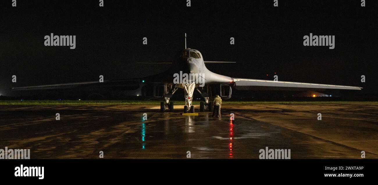 Un B-1B Lancer della U.S. Air Force con il 9th Expeditionary Bomb Squadron della Dyess Air Force base, Texas, si prepara a prendere un taxi alla Mor-n Air base, Spagna Foto Stock