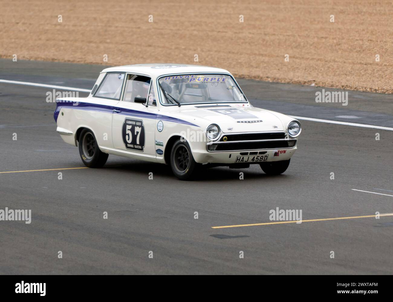 Mike Gardiner e Phil Keen's White and Purple, 1965, Ford Lotus Cortina durante l'Adrian Flux Trophy for Transatlantic Pre'66 Touring Cars Race Foto Stock