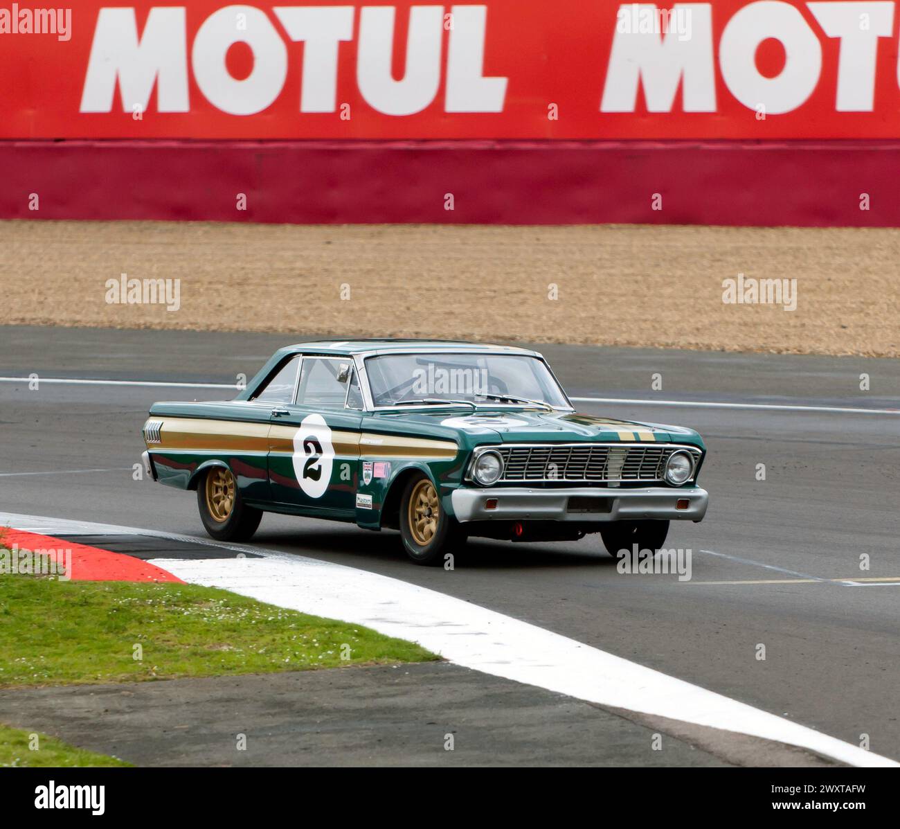 Marco e Sam Attard guidano la loro Green, 1965, Ford Falcon, durante l'Adrian Flux Trophy per le Transatlantic Pre'66 Touring Cars. Foto Stock