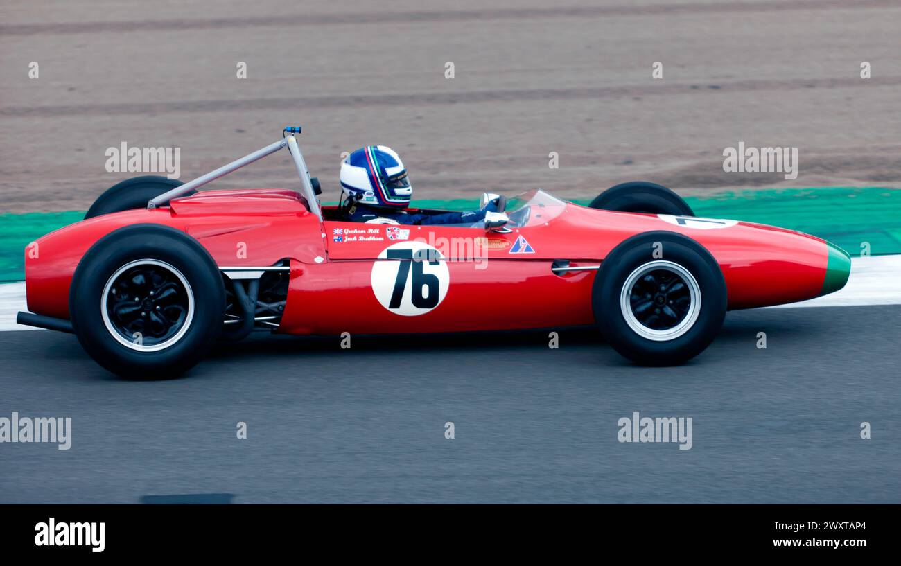 Vista laterale di Tim Child che guida la sua Red and Green, 1962, Brabham BT3/4, durante il HGPCA Pre '66 Grand prix Cars: Rear-engined, al Silverstone Festival 2023 Foto Stock