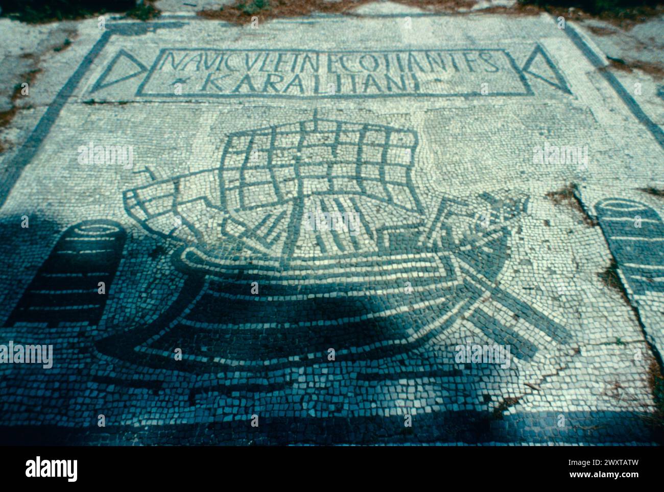 Simbolo commerciale di armatori e commercianti sardi, antico pavimento a mosaico romano, Italia anni '1980 Foto Stock