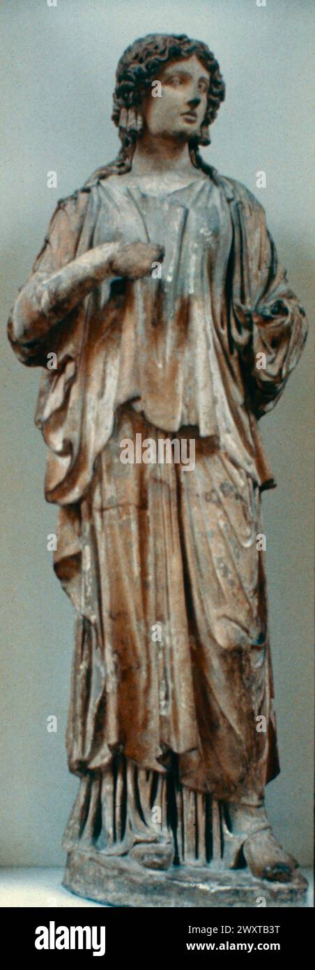 Antica statua romana in terracotta dipinta di una donna, 100 d.C. Foto Stock