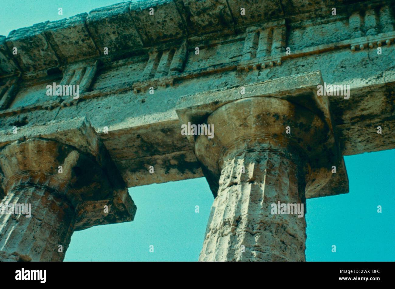 Particolare dei capitelli dorici della colonna del secondo Tempio di era, Paestum, Italia del 1980 Foto Stock