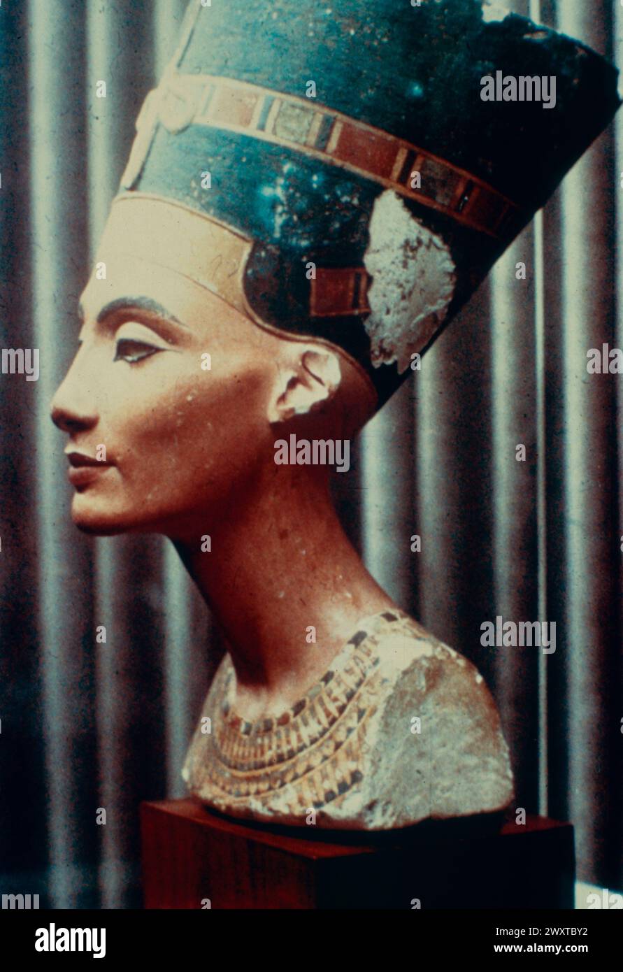 Antica regina egizia Nefertiti, busto di pietra calcarea, 1300 a.C. Foto Stock