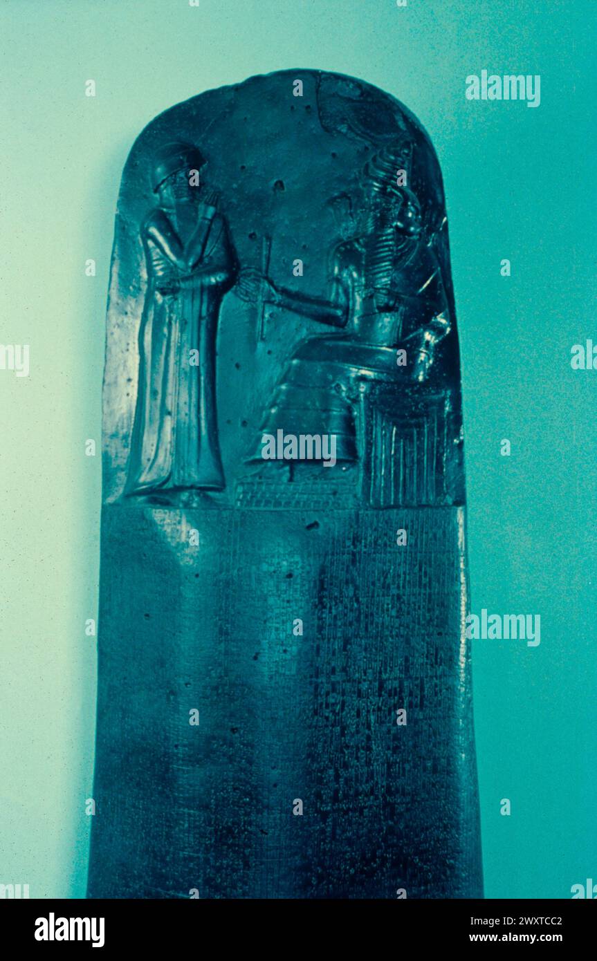 Il re babilonese Hammurabi riceve le leggi dal dio del sole Shamash, stele diorite con iscrizione cuneiforme, Mesopotamia Foto Stock