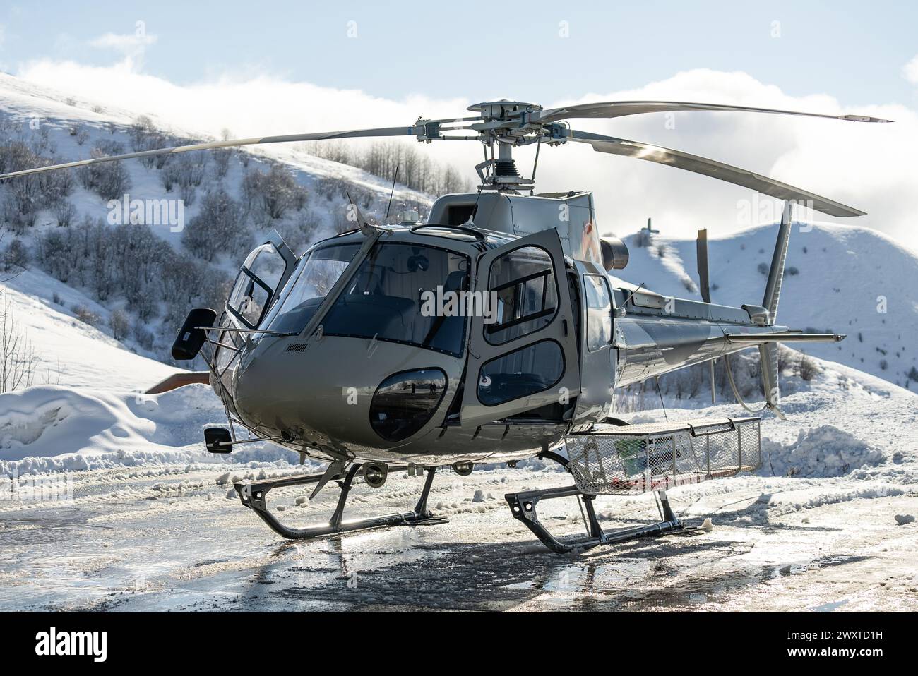 Elicottero in montagna. Eliporto freeride nel Caucaso. L'elicottero è in piedi su un campo di atterraggio in montagna. Foto Stock