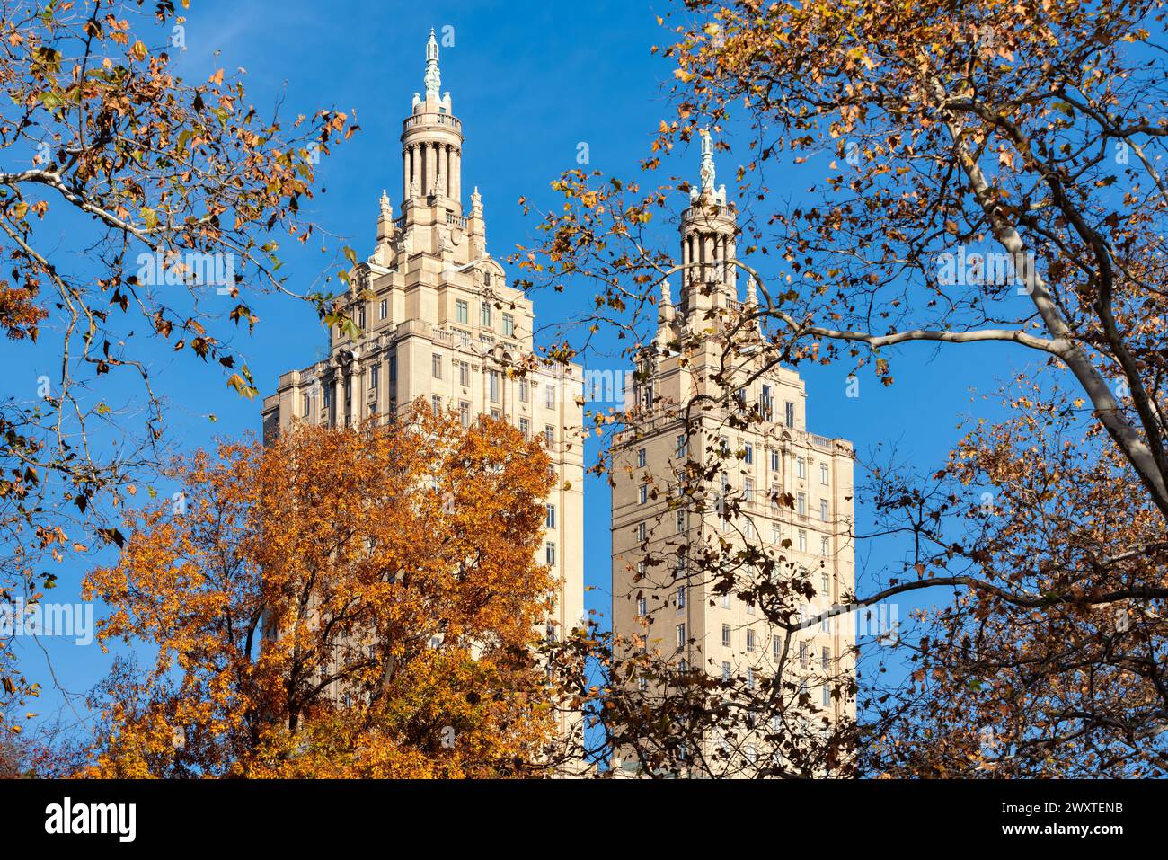 Le due torri dell'immancabile edificio di San Remo. Central Park West Historic District con fogliame autunnale, Upper West Side, Manhattan, New York City Foto Stock