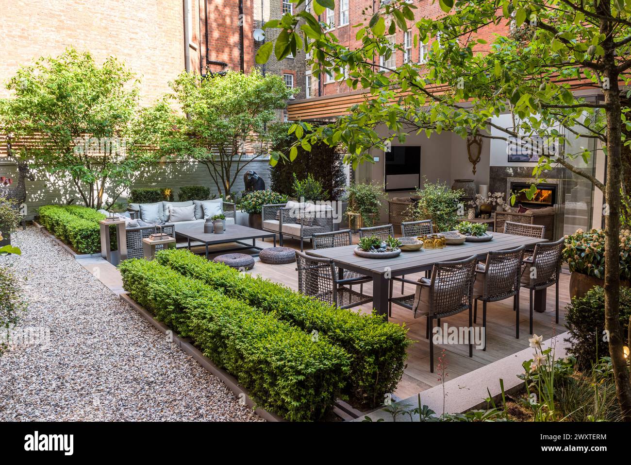 Posti a sedere in giardino sulla terrazza della residenza cittadina di Chelsea, West London, Regno Unito Foto Stock