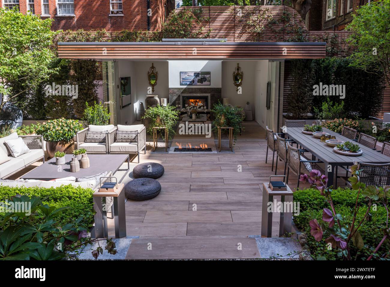 Posti a sedere in terrazza e caminetto della moderna casa cittadina a Chelsea, West London, Regno Unito Foto Stock