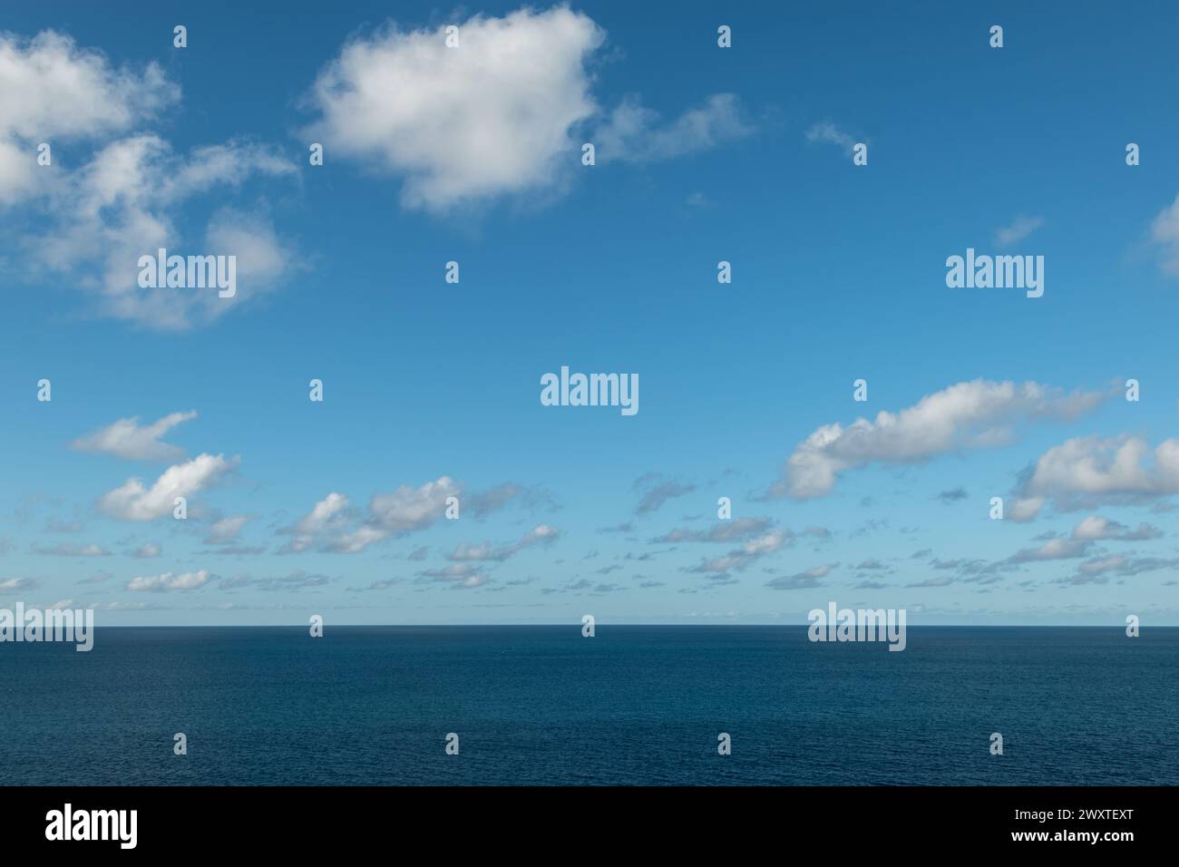 Cielo blu e nuvole sul Mar dei Caraibi. Foto Stock