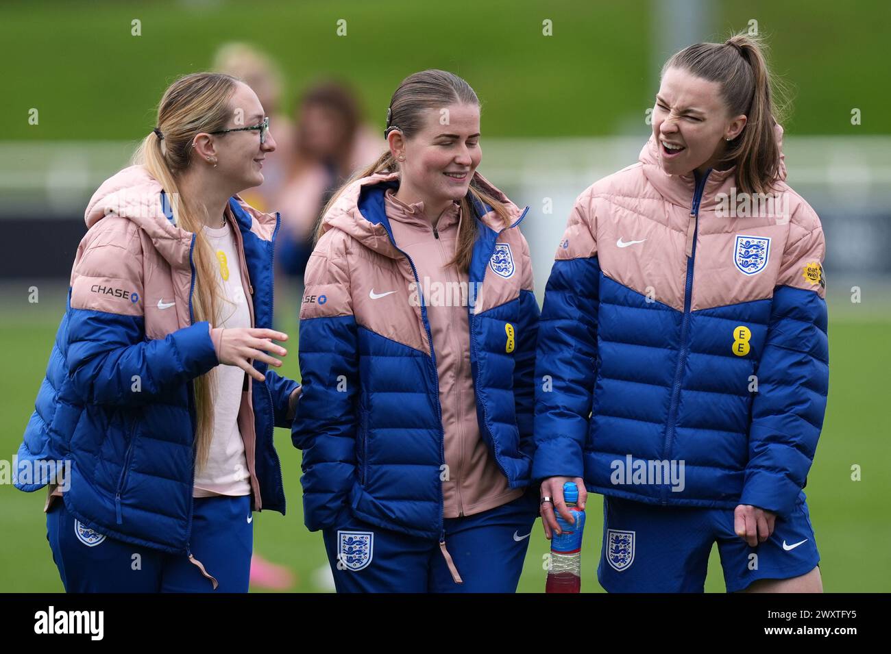 Sam Gough (capitano della squadra femminile cieca inglese) (a sinistra) e Zara Musker (capitano della squadra femminile dei sordi inglesi) con Niamh Charles (a destra) mentre frequentano la sessione di allenamento a St George's Park, Burton Upon Trent. Data foto: Martedì 2 aprile 2024. Foto Stock