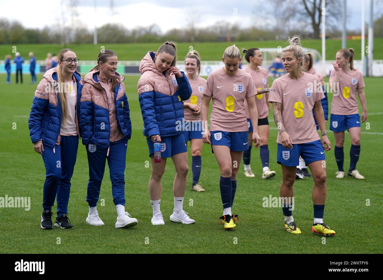Sam Gough (capitano della squadra femminile cieca inglese) (a sinistra) e Zara Musker (capitano della squadra femminile dei sordi inglesi) con Niamh Charles, Alessia Russo e Rachel Daly mentre frequentano la sessione di allenamento a St George's Park, Burton Upon Trent. Data foto: Martedì 2 aprile 2024. Foto Stock
