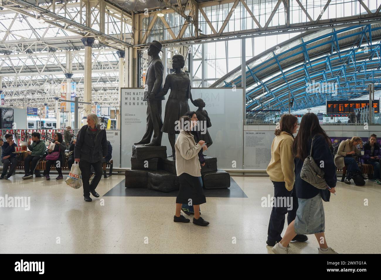 Londra 2 aprile 2024 . Il monumento nazionale di Windrush di Basil Watson alla stazione di Waterloo che commemora gli immigrati delle Indie occidentali britanniche venuti nel Regno Unito a bordo della HMT Empire Windrush nel 1948. Gli attivisti hanno criticato il Ministero degli interni per i ritardi dopo che diverse persone sono morte senza ricevere pagamenti. Crediti: amer ghazzal/Alamy Live News Foto Stock