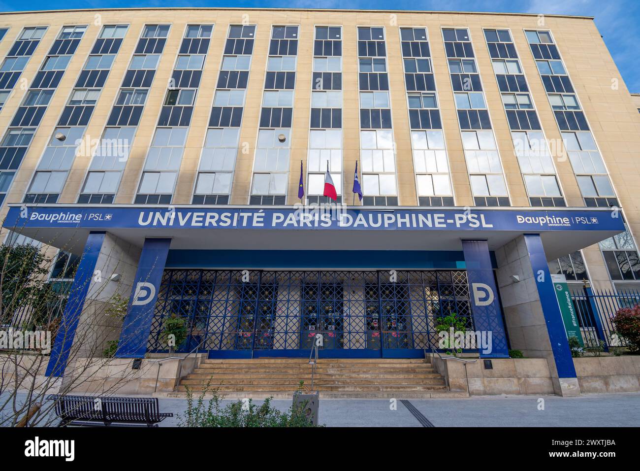 Ingresso principale all'Università Paris Dauphine-PSL, un'istituzione pubblica francese membro dell'Università Paris Sciences Lettres Foto Stock