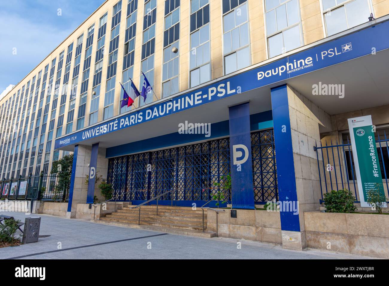 Ingresso principale all'Università Paris Dauphine-PSL, un'istituzione pubblica francese membro dell'Università Paris Sciences Lettres Foto Stock