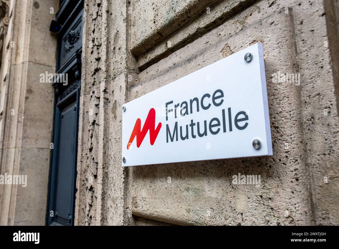 Cartello all'ingresso della sede operativa del gruppo France Mutuelle, un gruppo mutuo francese specializzato in assicurazione malattia integrativa Foto Stock