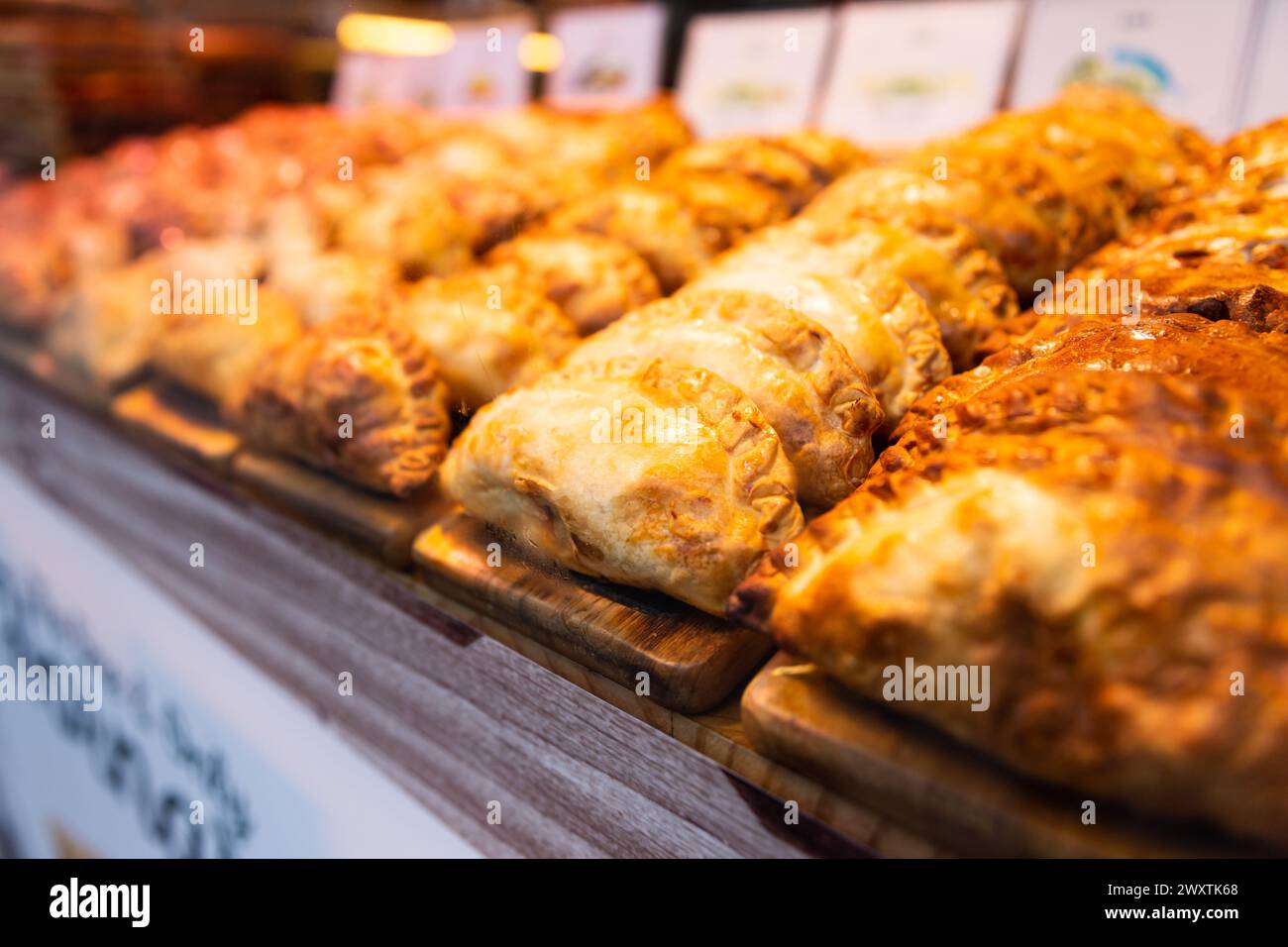 empanadas appena sfornato con diversi ripieni in vendita Foto Stock