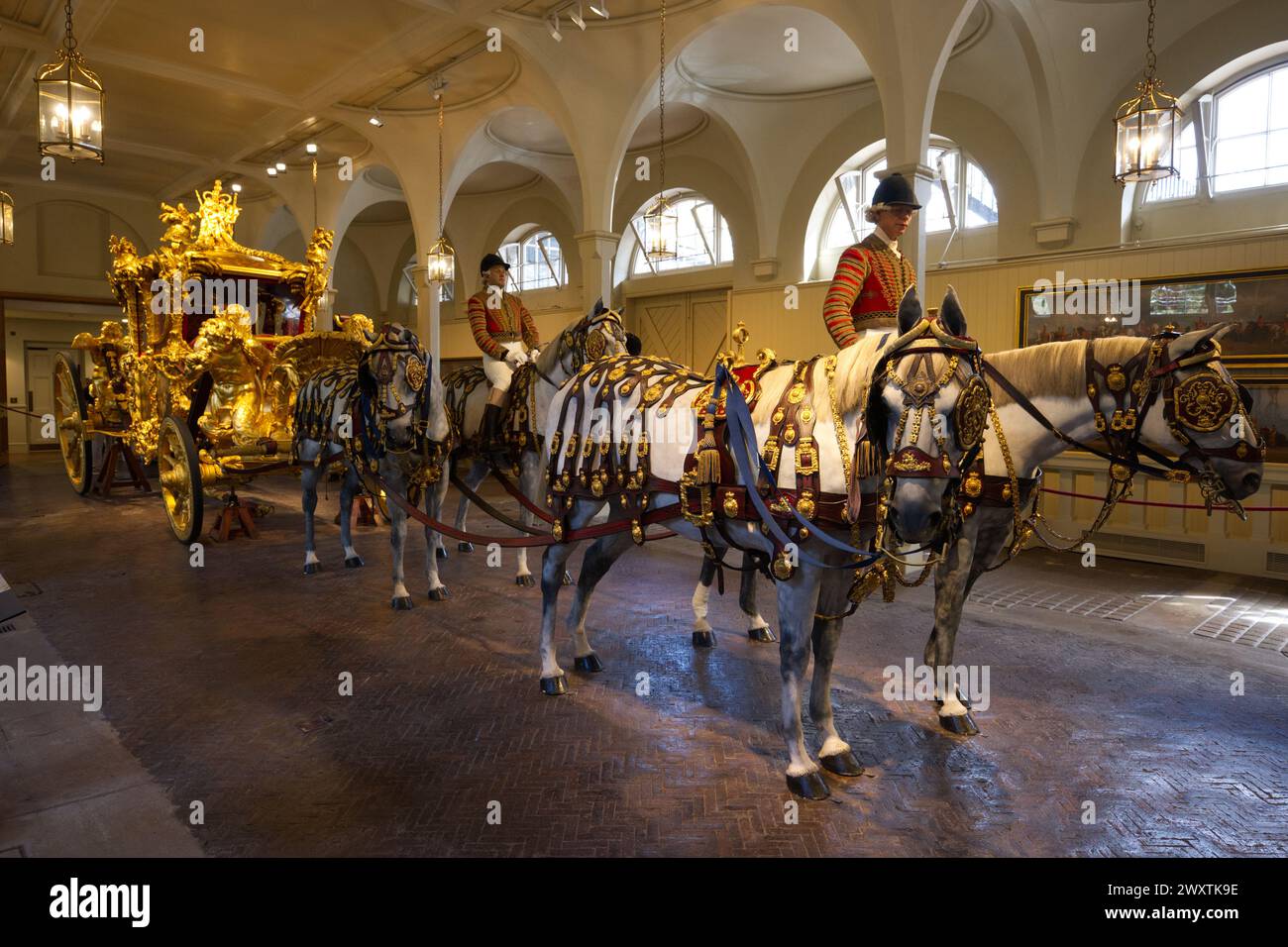 Il Gold State Coach usato dalla famiglia reale britannica immagazzinato nei Royal Mews Foto Stock