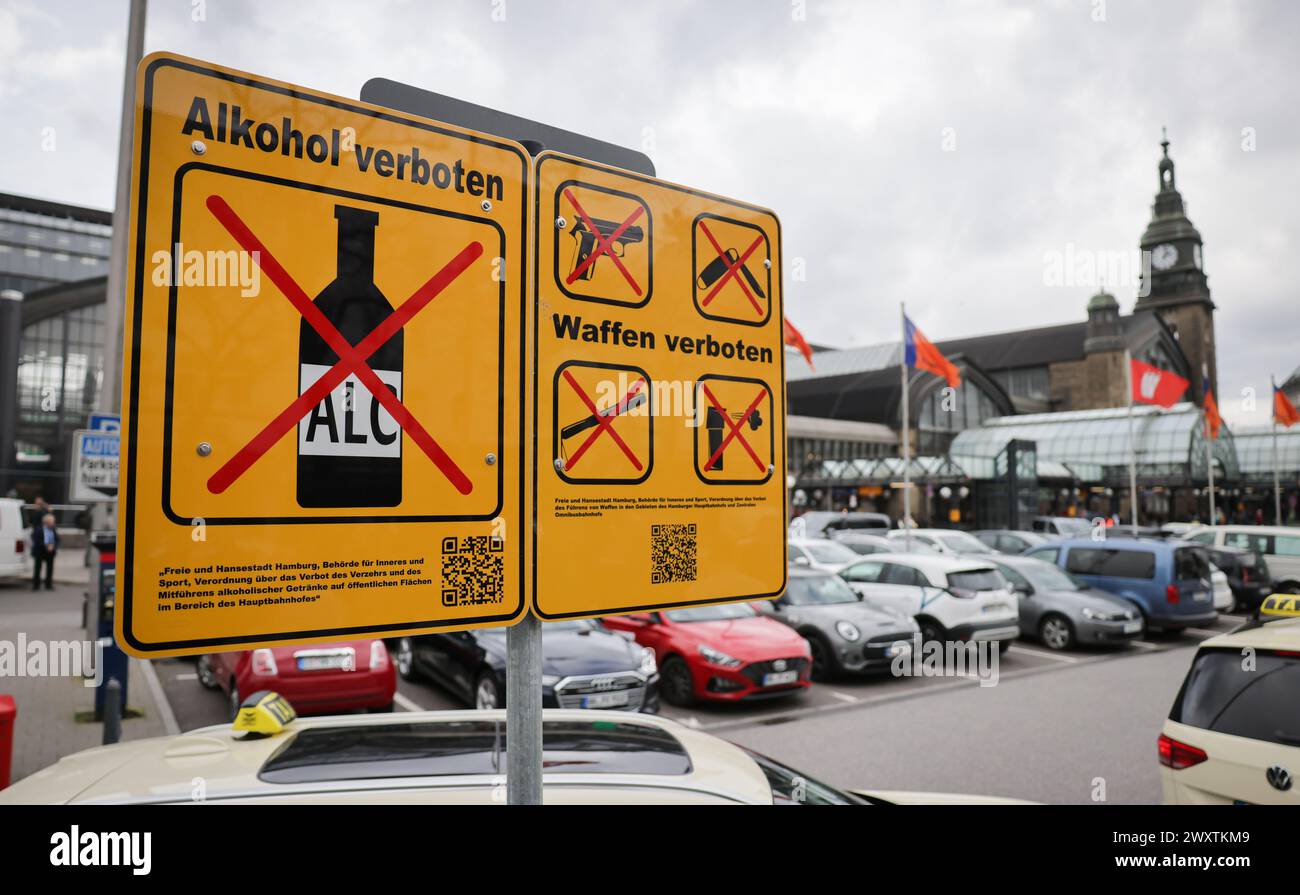 Amburgo, Germania. 2 aprile 2024. Un nuovo segnale che proibisce il consumo di alcol accanto a un cartello che vieta le armi può essere visto fuori dalla stazione principale. Da martedì 02.04.2024, bere alcolici è vietato nella zona della stazione centrale di Amburgo. Credito: Christian Charisius/dpa/Alamy Live News Foto Stock