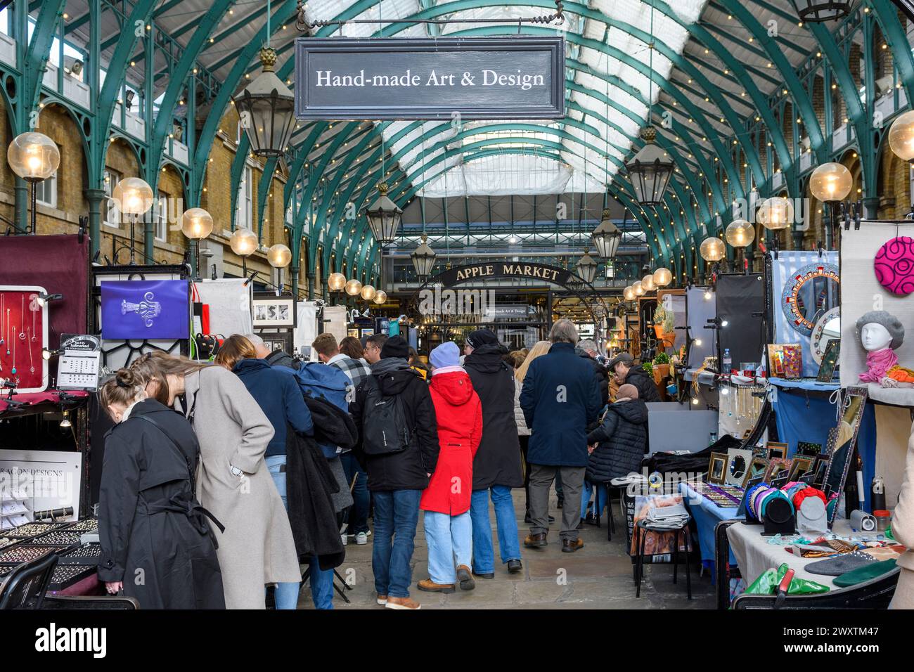 Persone che navigano e fanno shopping nell'Apple Market al Covent Garden Market, Londra, Regno Unito Foto Stock
