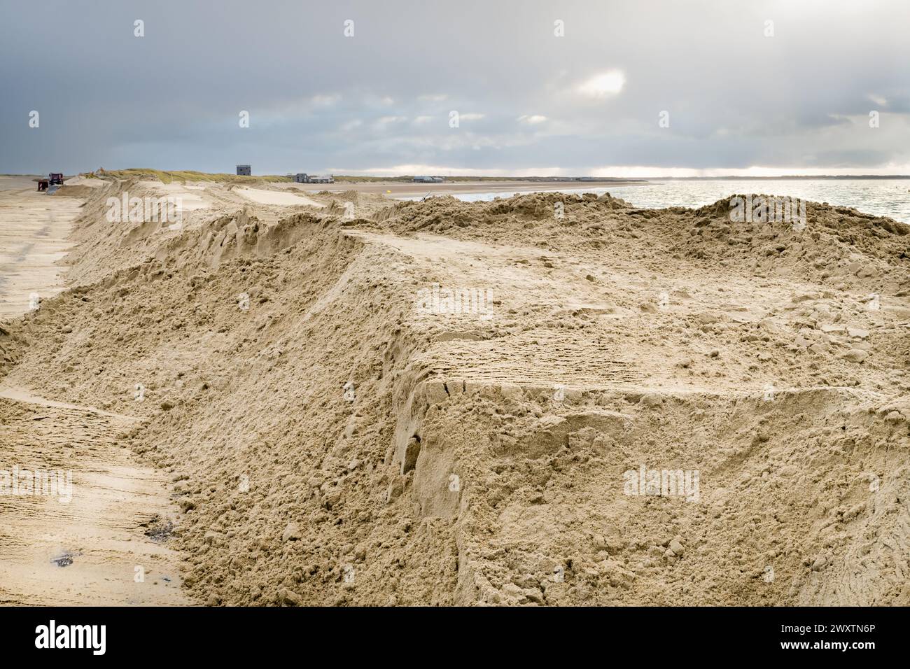 Manutenzione della difesa costiera a Brouwersdam vicino a Ouddorp creando nuove dune per la protezione contro il Mare del Nord. Foto Stock