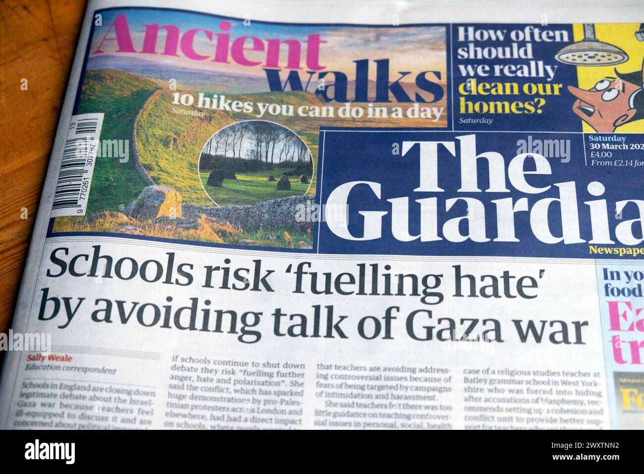 "Le scuole rischiano di "alimentare l'odio” evitando di parlare di guerra di Gaza” titolo del quotidiano The Guardian in prima pagina Israel Hamas War School articolo 30 marzo 2024 Regno Unito Foto Stock