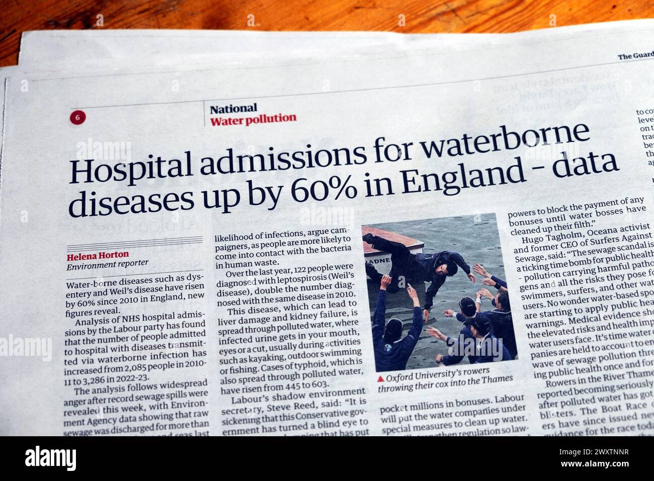 "I ricoveri ospedalieri per le malattie trasmesse dall'acqua in aumento del 60% in Inghilterra - dati" il quotidiano Guardian titola NHS liquami articolo 30 marzo 2024 Londra Regno Unito Foto Stock