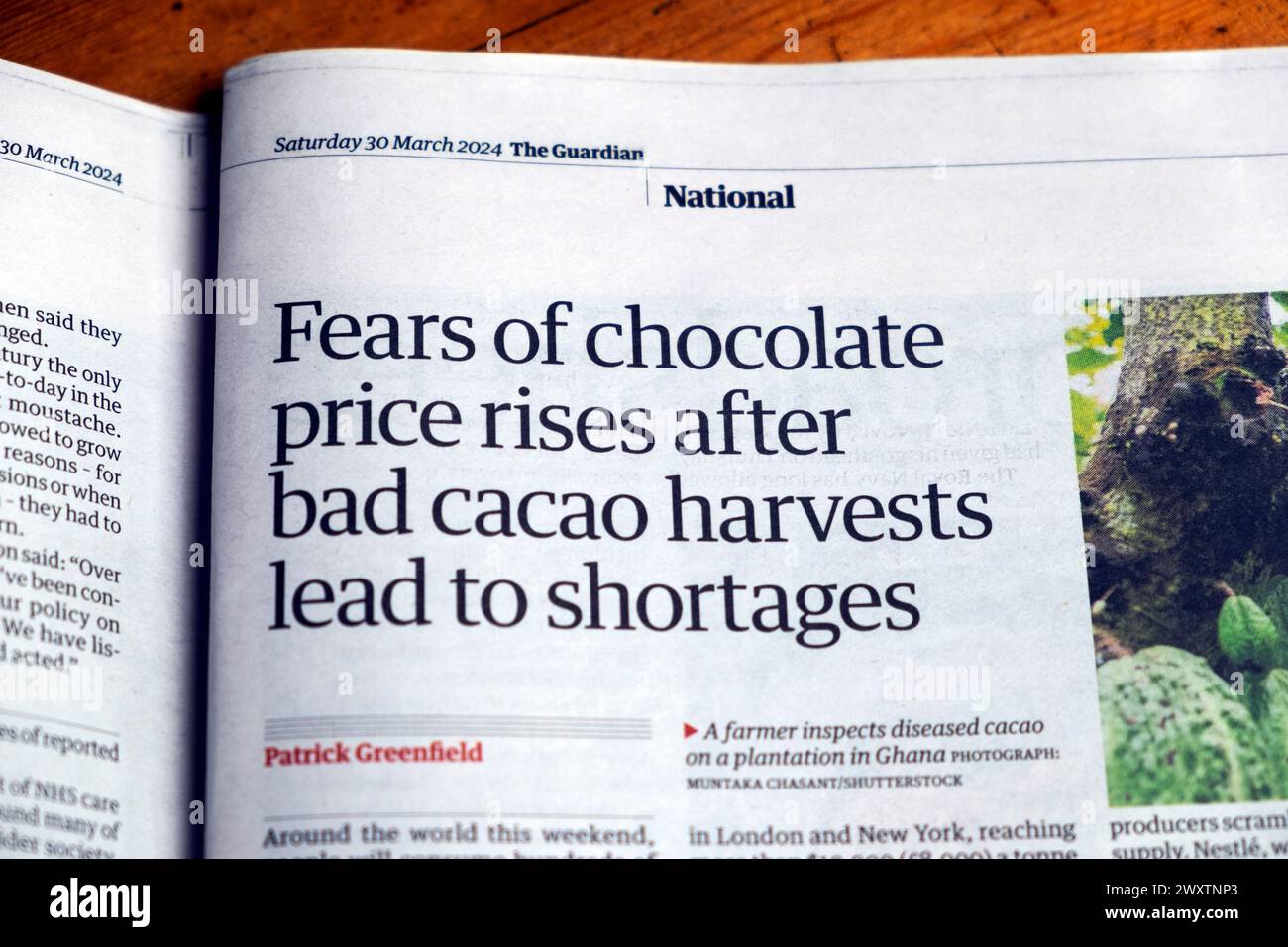 "I timori di un aumento del prezzo del cioccolato dopo un cattivo raccolto di cacao portano a carenze" articolo del quotidiano Guardian 30 marzo 2024 Londra Regno Unito Foto Stock