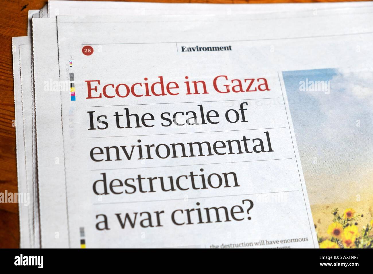 "Ecocide a Gaza la portata della distruzione ambientale è un crimine di guerra? Titolo del quotidiano Guardian ambiente articolo 30 marzo 2024 Londra Regno Unito Foto Stock