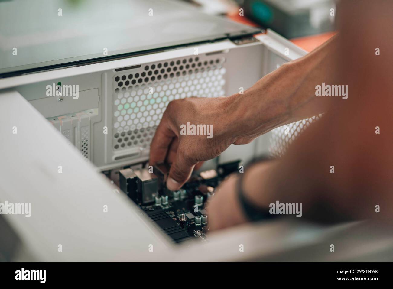 Digital Craftsman : le mani di un ingegnere in azione, che mostra la meticolosa arte della personalizzazione e della riparazione del personal computer Foto Stock