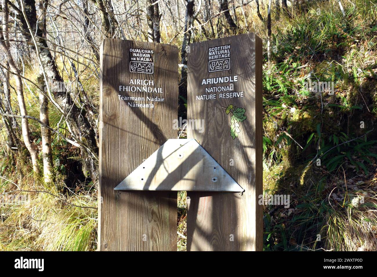 Cartello in legno per la riserva naturale nazionale di Ariundle vicino a Strontian ad Ardgour, Highlands scozzesi, Scozia. REGNO UNITO. Foto Stock