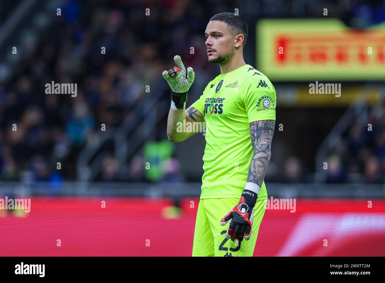 Elia Caprile di Empoli FC gesti durante la partita di calcio di serie A 2023/24 tra FC Internazionale e Empoli FC allo Stadio Giuseppe Meazza, Milano, Italia il 1° aprile 2024 - foto FCI / Fabrizio Carabelli Foto Stock