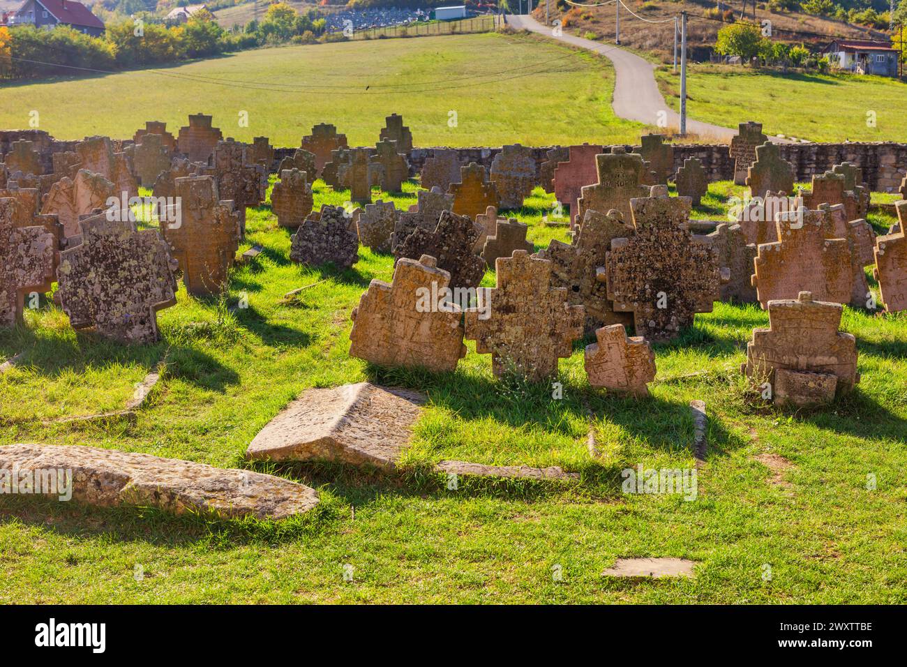 Cimitero, Chiesa dei Santi Apostoli Pietro e Paolo, Ras, Novi Pazar, Serbia Foto Stock