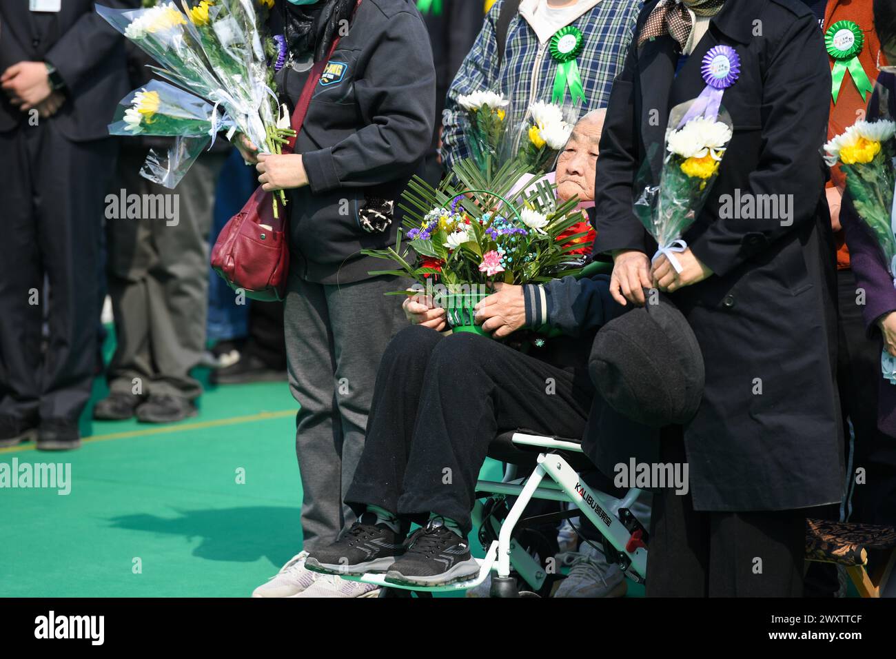 Pechino, Cina. 2 aprile 2024. Le persone che detengono fiori piangono il defunto in un cimitero di Pechino, capitale della Cina, 2 aprile 2024. Il Qingming Festival, o Tomb-Sweeping Day, cade giovedì di quest'anno. Si tratta di una tradizionale festa cinese che rende omaggio ai defunti ed è il momento per le persone di adorare i loro antenati. Crediti: Ju Huanzong/Xinhua/Alamy Live News Foto Stock