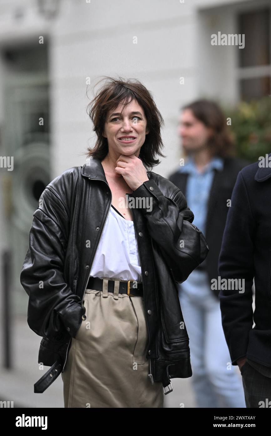 Charlotte Gainsbourg durante la cerimonia di inaugurazione della targa "Maison des Illustres" alla Maison Gainsbourg di Parigi, Francia, il 2 aprile 2024. Foto di Eliot Blondet/ABACAPRESS.COM Foto Stock