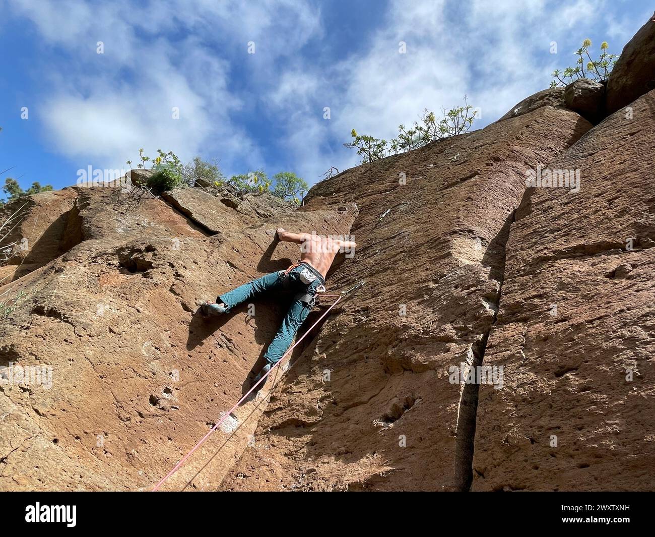 Un alpinista che lotta per raggiungere la vetta. Tenerife, Spagna Foto Stock