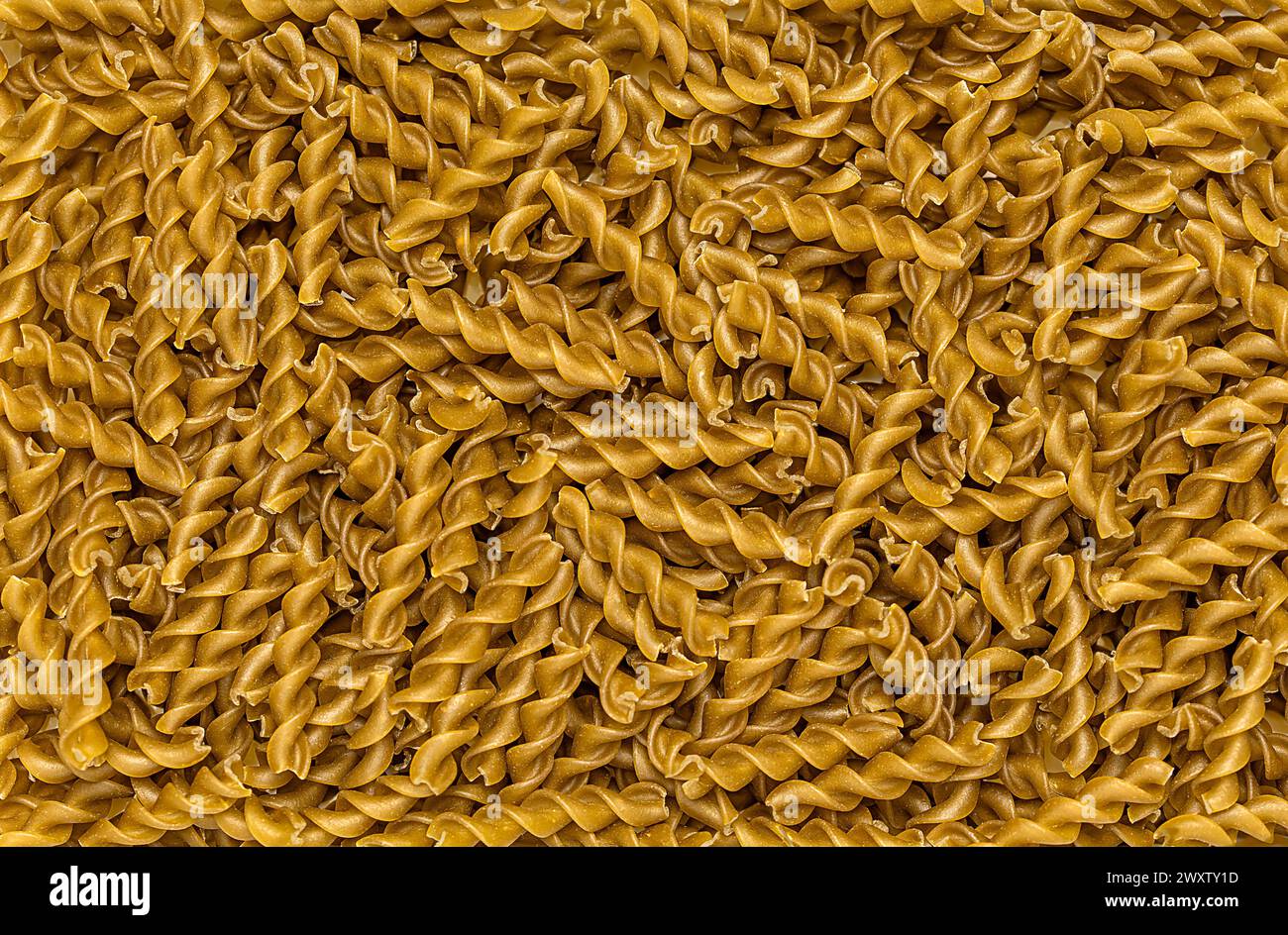 Macro fotografia a vuoto di piselli verdi fusilli, pasta; macaroni; crudi; italiani; tradizionale; vegetariano; naturale; carboidrati; primo piano; Foto Stock
