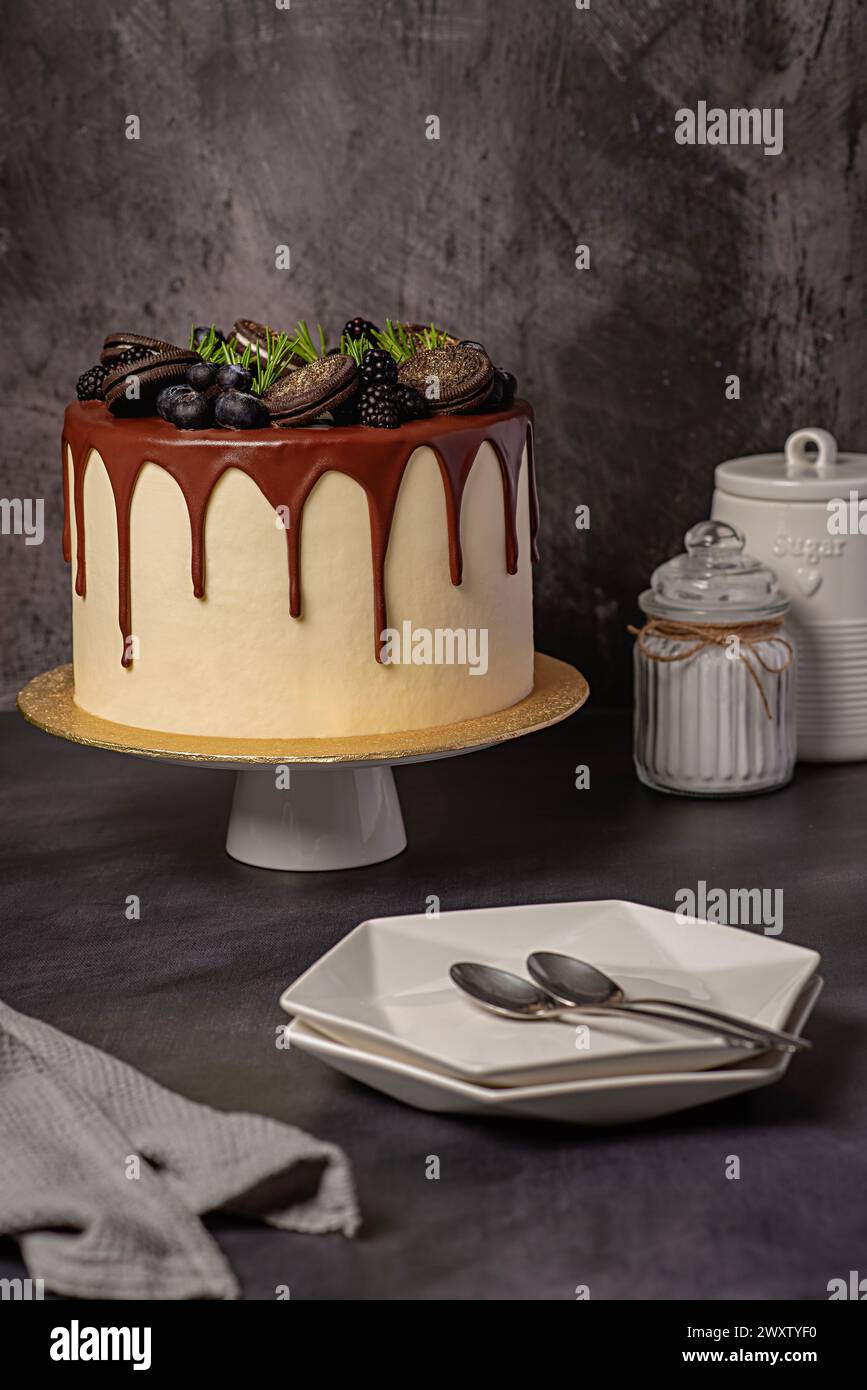 Fotografia gastronomica della torta di compleanno, decorata, torta, biscotti, mirtilli, blackberry, crema, cioccolato, festa, pasticceria, dolce, dolce, compleanno Foto Stock