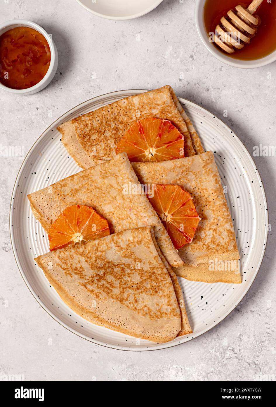 Fotografia gastronomica di crepes con arancia sanguinosa, pancake, pasticceria, pila, martedì grasso, miele, maslenitsa, sottile, marmellata, dessert, dolce Foto Stock