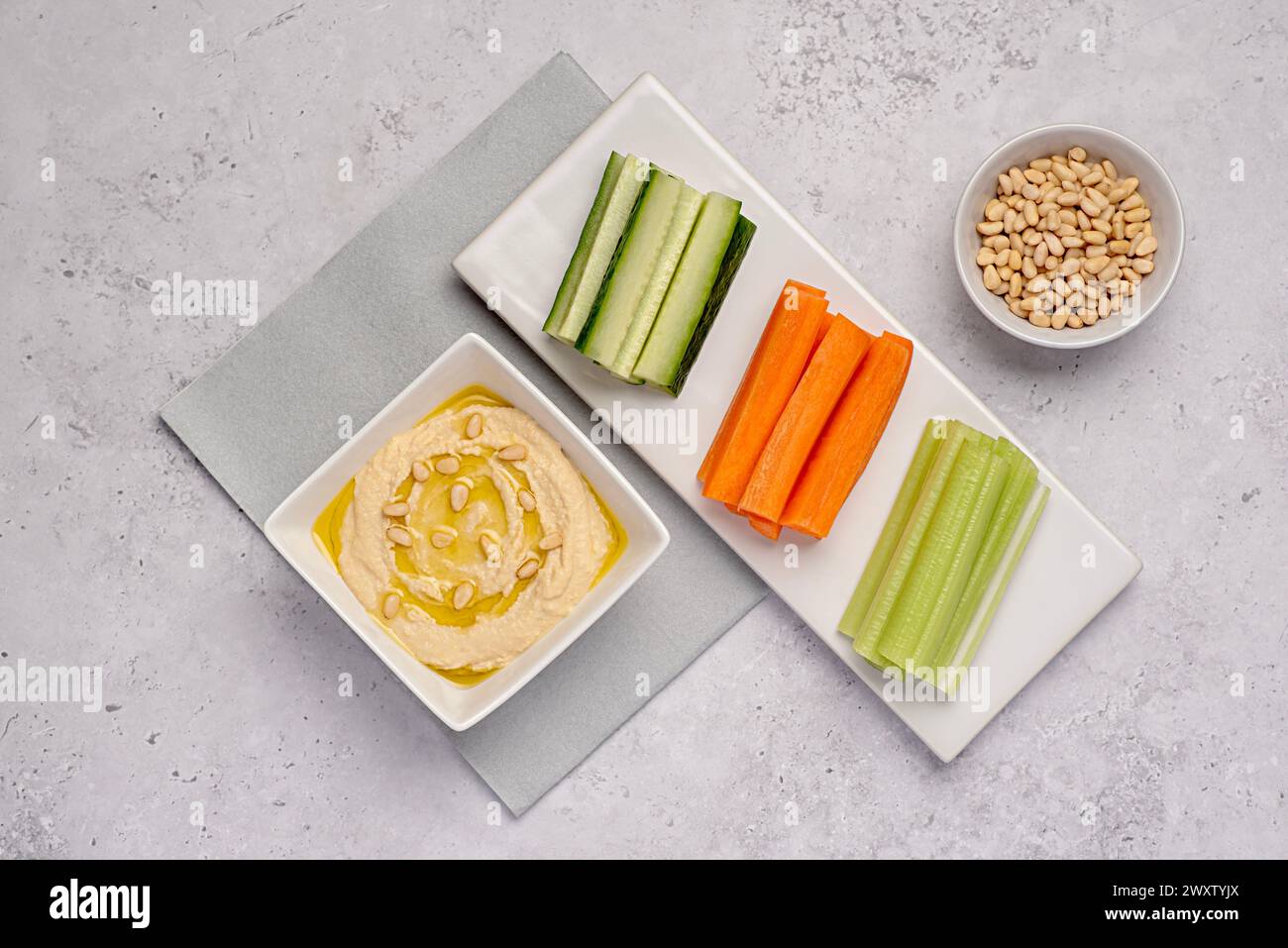 Fotografia gastronomica di hummus, sedano, carote, cetrioli, snack, immersione, vegano, vegetariano, ceci, condividere, picnic Foto Stock