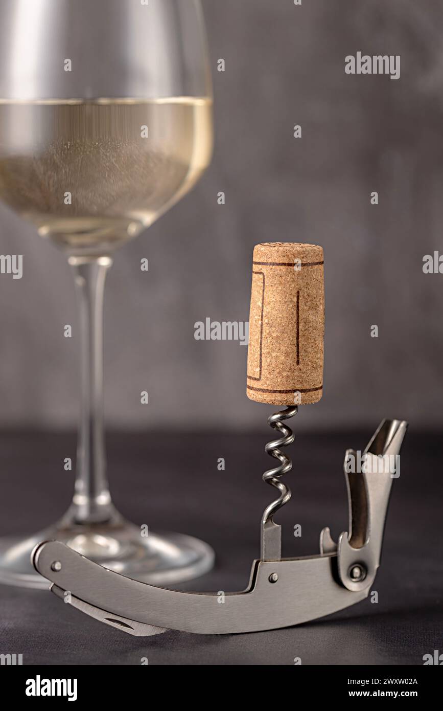 Macrofotografia di vino bianco; wineglass; sughero; cavatappi; cantina; drink; sfondo; celebrazione; romanticismo; bar, ristorante Foto Stock