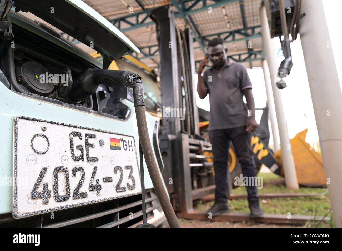 GHANA, regione di Ashanti, Kumasi, Gyankobaa impianto di biogas Waste to Energy con energia solare, stazione di ricarica per batterie e-car, e-car cinese Dongfeng EX1 / Gyankobaa W2E Biogasanlage mit Solaranlage, Batteriestation und Ladestation für e-Autos, chinesisches Elektroauto Dongfeng EX1 Foto Stock