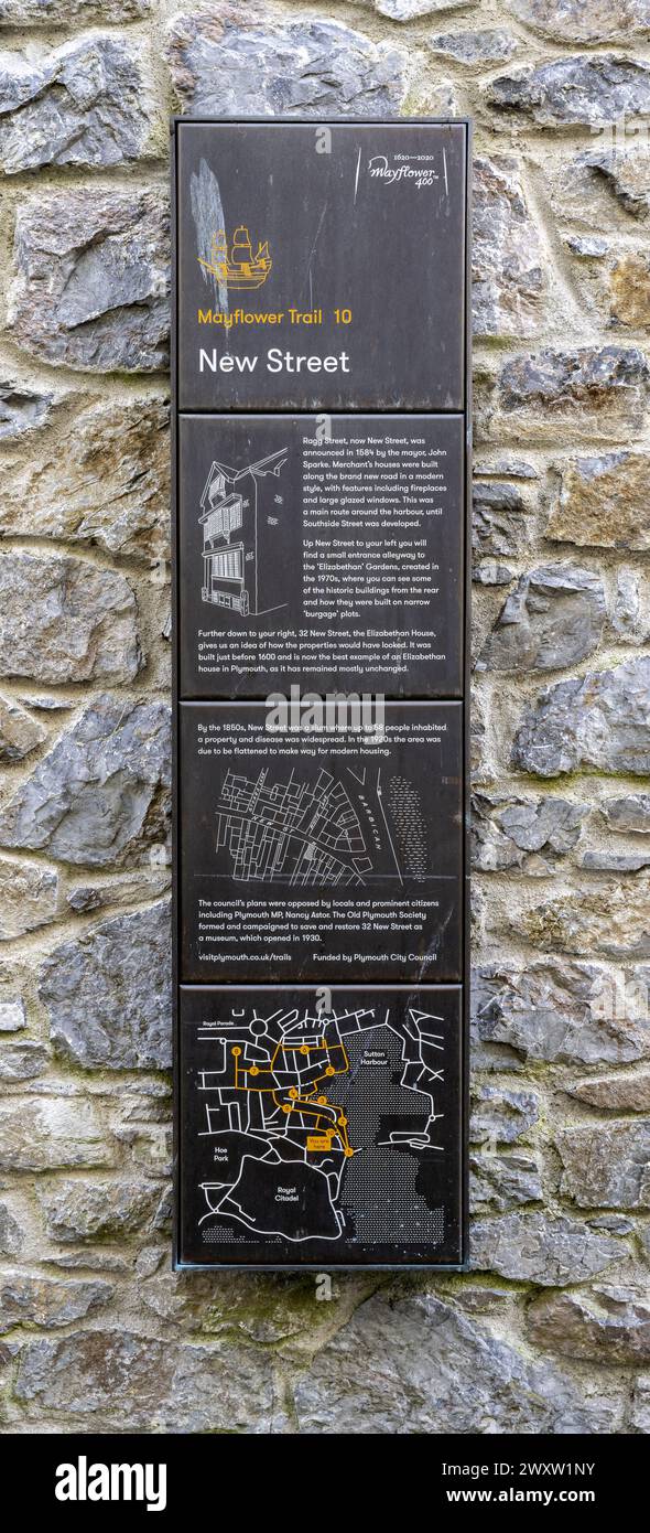 Targa Heritage a New Street, Barbican, Plymouth, Devon, Inghilterra, Regno Unito - dando la storia di New Street insieme alla mappa locale Foto Stock