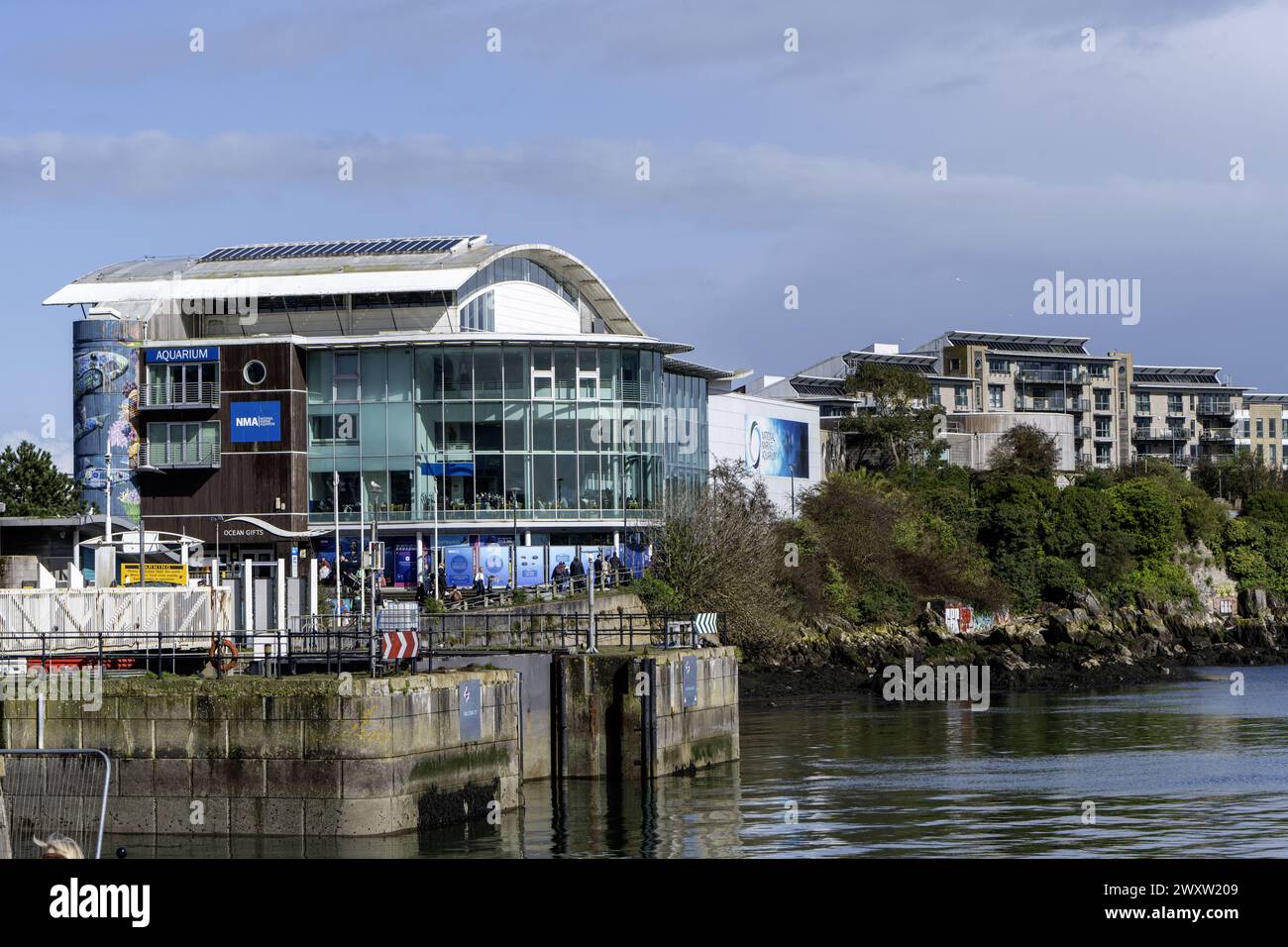 Vista sul porto verso Plymouth Sea Life Centre - National Marine Aquarium - Rope Walk, Coxside, Plymouth, Devon, Inghilterra, REGNO UNITO Foto Stock