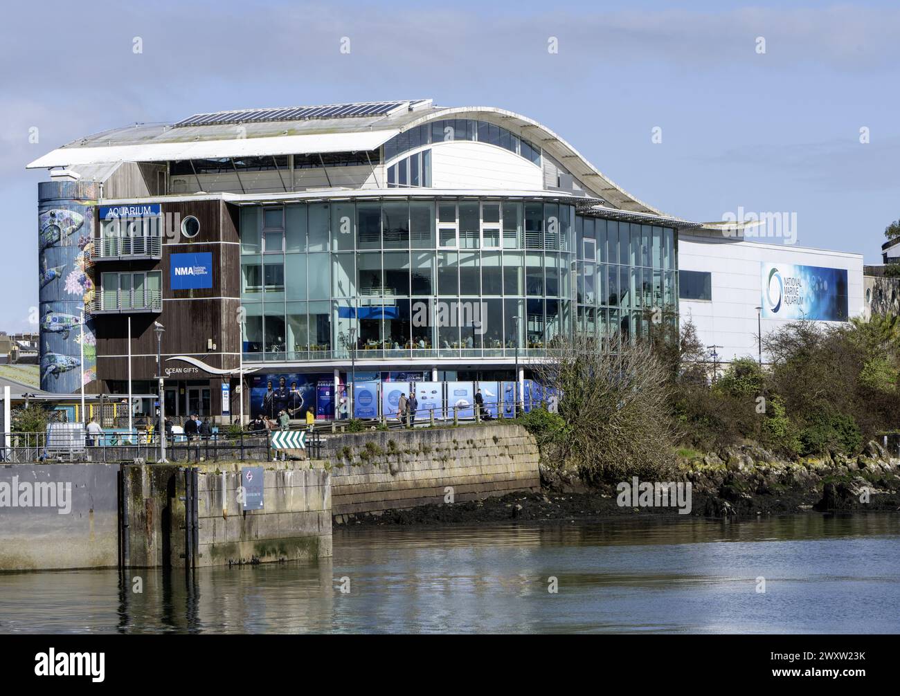 Vista sul porto verso Plymouth Sea Life Centre - National Marine Aquarium - Rope Walk, Coxside, Plymouth, Devon, Inghilterra, REGNO UNITO Foto Stock