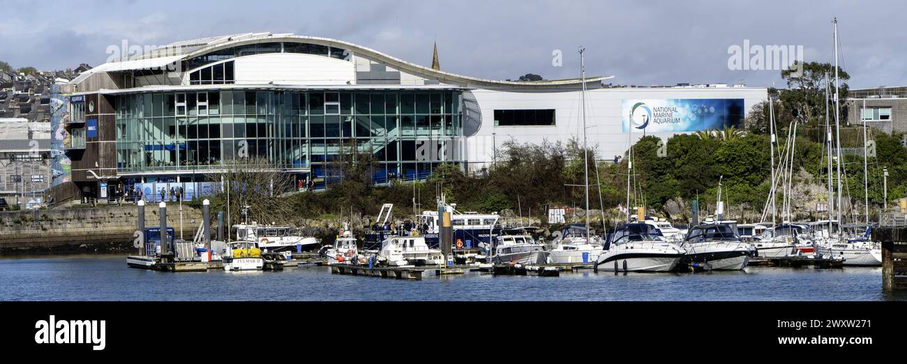 Vista sul porto verso Plymouth Sea Life Centre - National Marine Aquarium - Rope Walk, Coxside, Plymouth, Devon, Inghilterra, REGNO UNITO Foto Stock