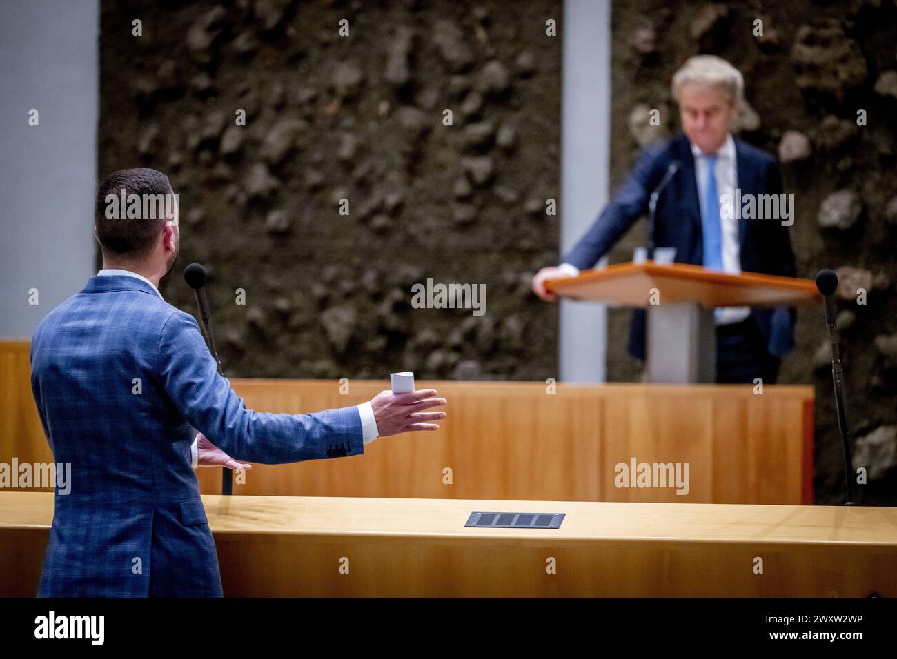 L'AIA - Geert Wilders (PVV) e Stephan van Baarle (think) durante il dibattito alla camera dei rappresentanti sul flusso di denaro russo ai politici olandesi. Secondo i servizi segreti cechi, l'anno scorso un sito di notizie filo-russe ha inviato centinaia di migliaia di euro ai politici olandesi, tra gli altri, per parlare contro l'Ucraina e l'Unione europea. ANP ROBIN UTRECHT netherlands Out - belgio Out Foto Stock