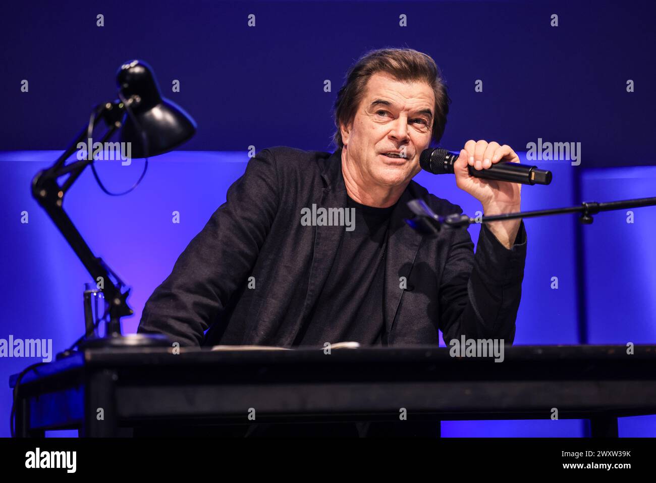 Duesseldorf, Germania. 2 aprile 2024. Il cantante della band Die Toten Hosen, Campino, parla alla sua conferenza ospite presso l'Università di Düsseldorf. Campino tenne la prima di due lezioni della sua cattedra ospite presso l'Università Heinrich Heine. Crediti: Oliver Berg/dpa/Alamy Live News Foto Stock